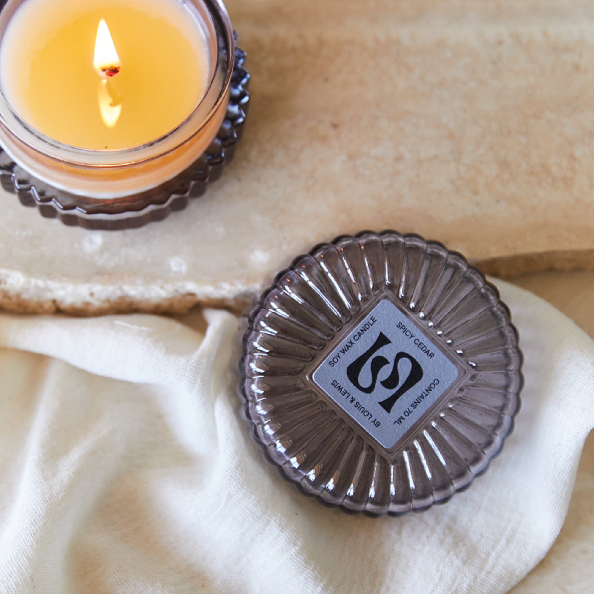 Vela Glowy Louis & Lewis Spicy Cedar Gris 70 ml